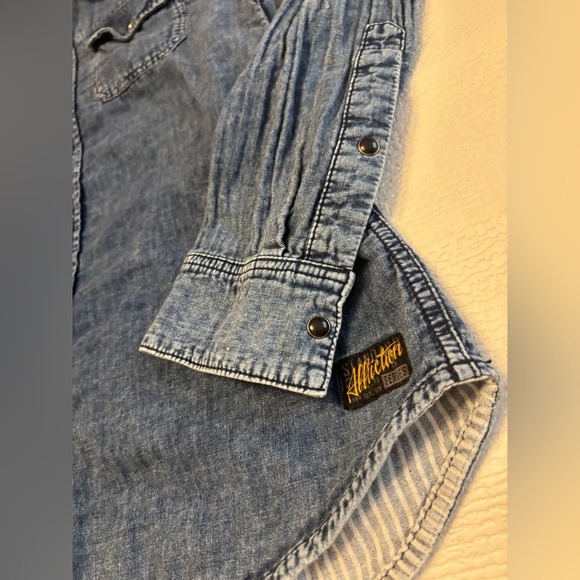 Affliction Reversible Dark Blue Denim Shirt with Graphic Back
Size Medium - Picture 7 of 12